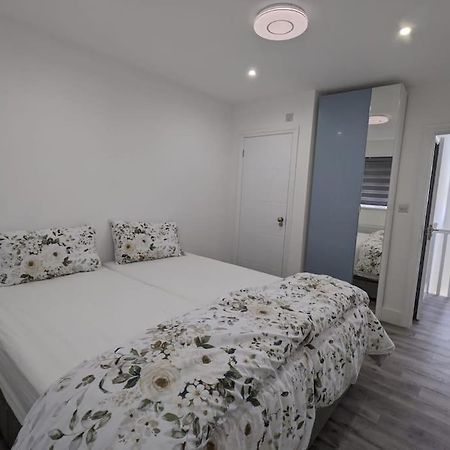 Beautiful 3 Bedroom House In London -Ensuite Bed Room Twickenham Eksteriør bilde