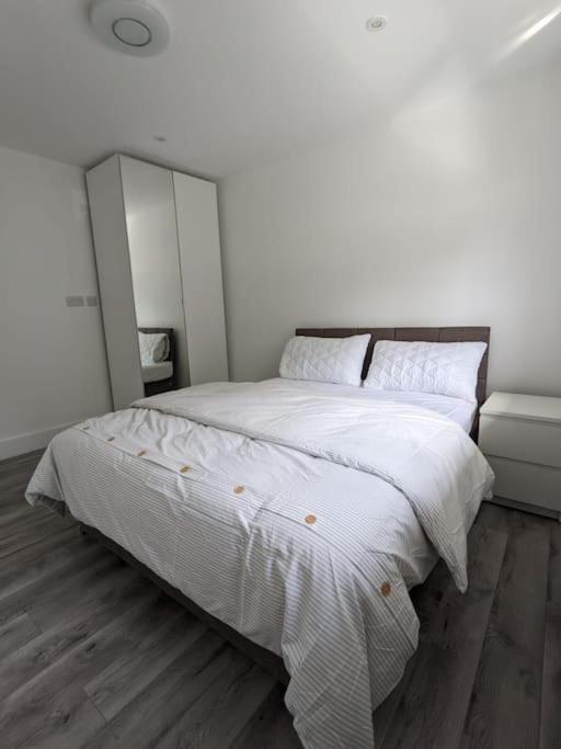 Beautiful 3 Bedroom House In London -Ensuite Bed Room Twickenham Eksteriør bilde