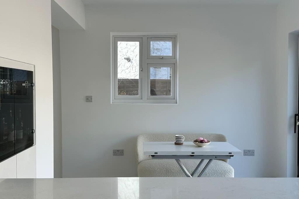 Beautiful 3 Bedroom House In London -Ensuite Bed Room Twickenham Eksteriør bilde