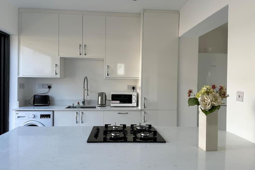 Beautiful 3 Bedroom House In London -Ensuite Bed Room Twickenham Eksteriør bilde