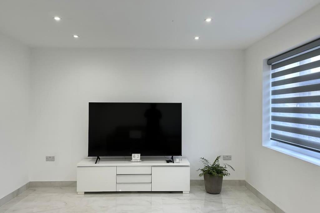 Beautiful 3 Bedroom House In London -Ensuite Bed Room Twickenham Eksteriør bilde