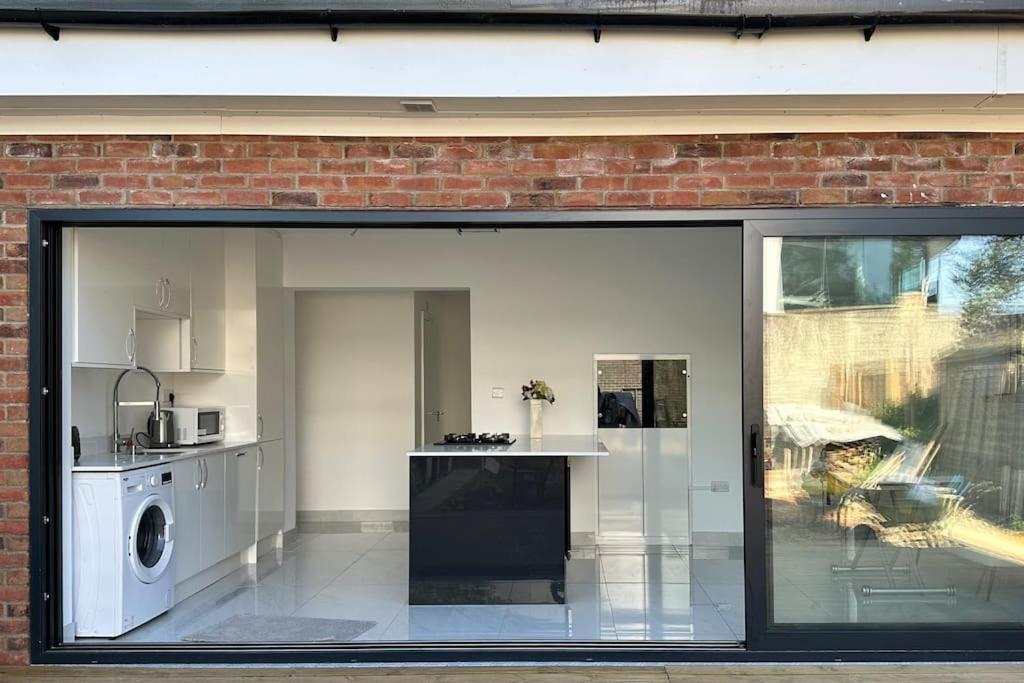 Beautiful 3 Bedroom House In London -Ensuite Bed Room Twickenham Eksteriør bilde