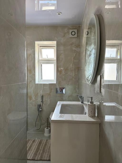 Beautiful 3 Bedroom House In London -Ensuite Bed Room Twickenham Eksteriør bilde